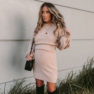 NWT. COZY KNIT MINI SKIRT & SWEATER SET.